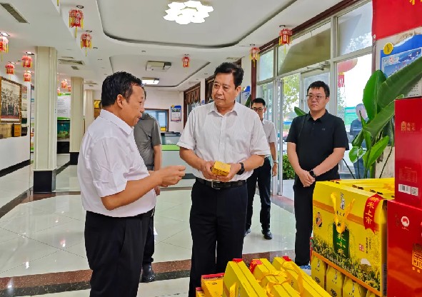 萬樹軍帶隊調研農(nóng)業(yè)傳統(tǒng)產(chǎn)業(yè)發(fā)展情況